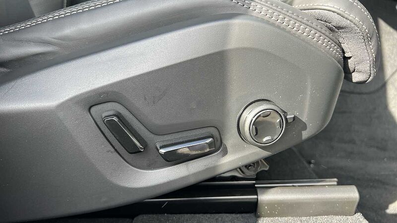 Volvo XC90 Ultra, T8 AWD Plug-in hybrid, Electric/Petrol, Dark, 7 Seats