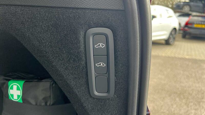 Volvo XC90 Ultra, T8 AWD Plug-in hybrid, Electric/Petrol, Dark, 7 Seats