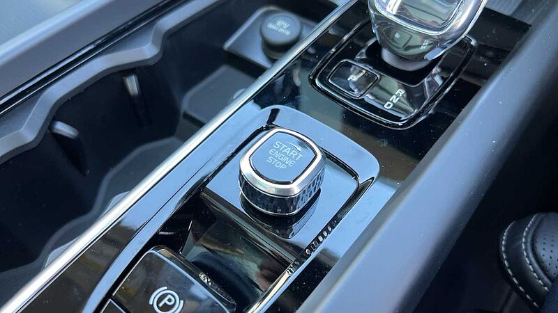 Volvo XC60 Ultra, T8 AWD Plug-in hybrid, Electric/Petrol, Dark