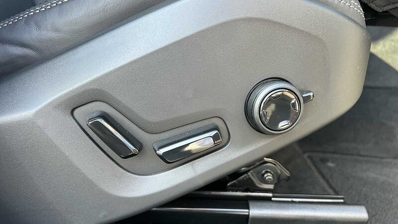 Volvo XC60 Ultra, T8 AWD Plug-in hybrid, Electric/Petrol, Dark
