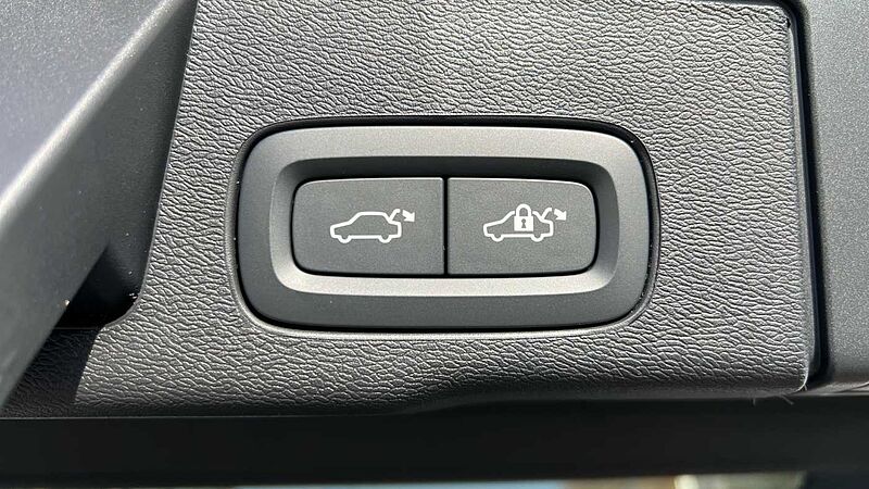 Volvo XC60 Ultra, T8 AWD Plug-in hybrid, Electric/Petrol, Dark