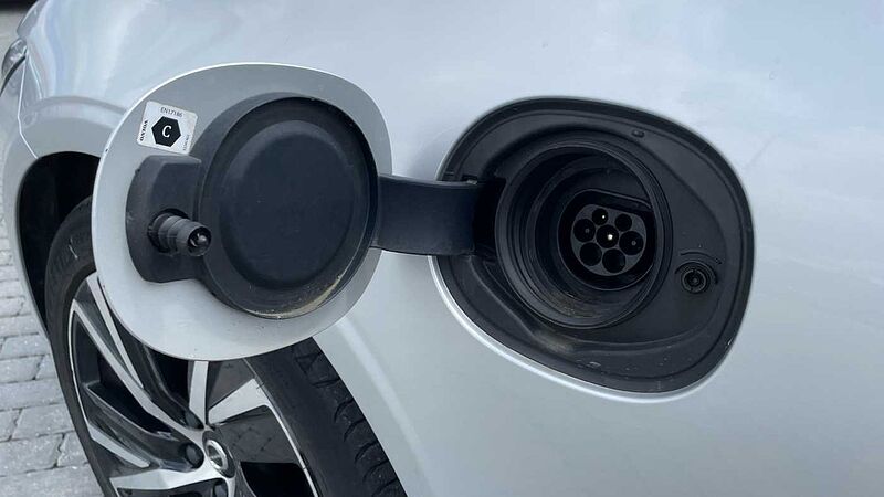 Volvo S90 Recharge R-Design T8 AWD plug-in hybrid