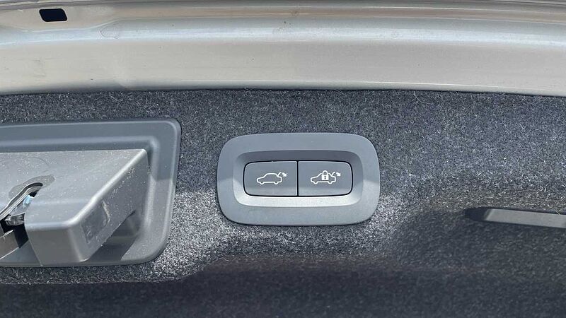 Volvo S90 Recharge R-Design T8 AWD plug-in hybrid