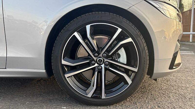 Volvo V90 Ultra, T8 AWD Plug-in hybrid, Electric/Petrol, Dark
