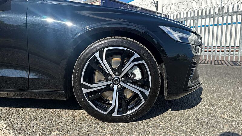 Volvo V60 Ultra, T8 AWD Plug-in hybrid, Electric/Petrol, Dark