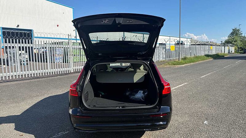 Volvo V60 Ultra, T8 AWD Plug-in hybrid, Electric/Petrol, Dark