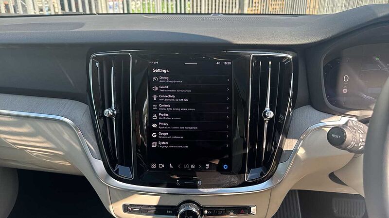 Volvo V60 Ultra, T8 AWD Plug-in hybrid, Electric/Petrol, Dark