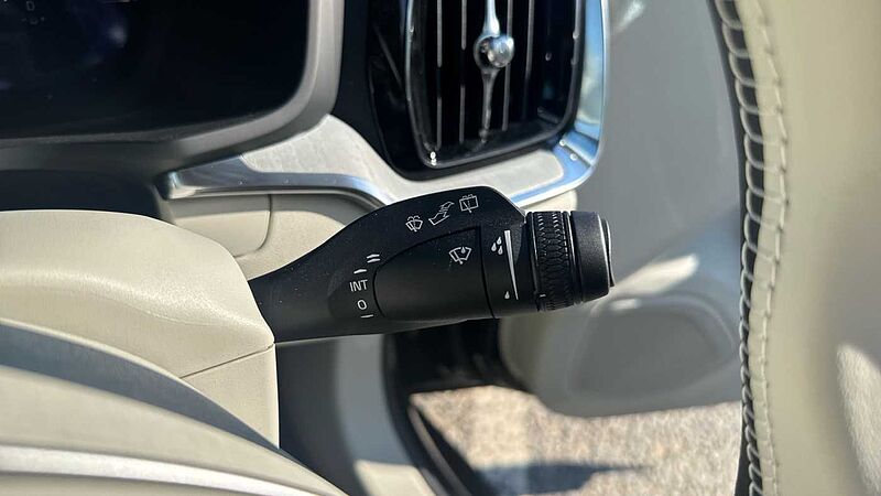 Volvo V60 Ultra, T8 AWD Plug-in hybrid, Electric/Petrol, Dark