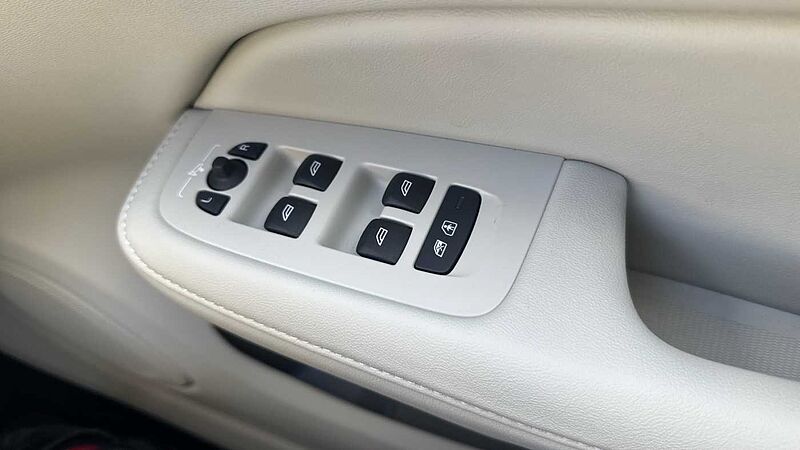 Volvo V60 Ultra, T8 AWD Plug-in hybrid, Electric/Petrol, Dark