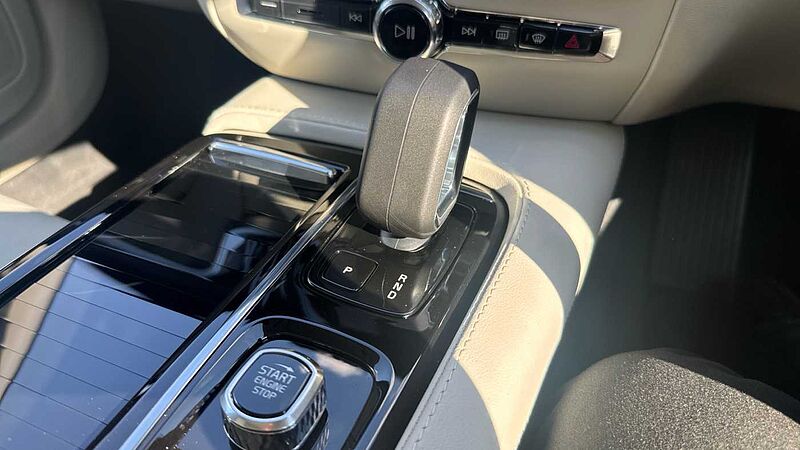 Volvo V60 Ultra, T8 AWD Plug-in hybrid, Electric/Petrol, Dark