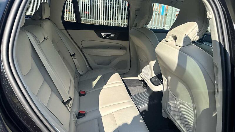 Volvo V60 Ultra, T8 AWD Plug-in hybrid, Electric/Petrol, Dark