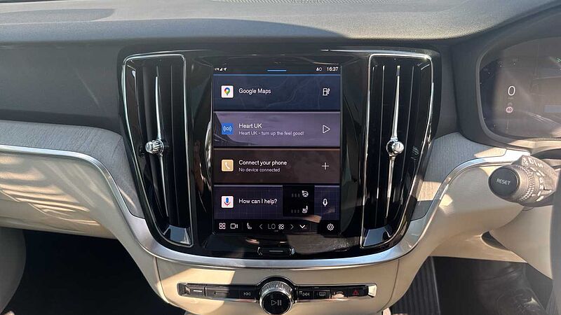 Volvo V60 Ultra, T8 AWD Plug-in hybrid, Electric/Petrol, Dark