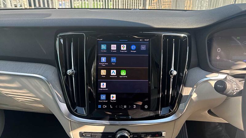 Volvo V60 Ultra, T8 AWD Plug-in hybrid, Electric/Petrol, Dark