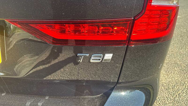 Volvo V60 Ultra, T8 AWD Plug-in hybrid, Electric/Petrol, Dark