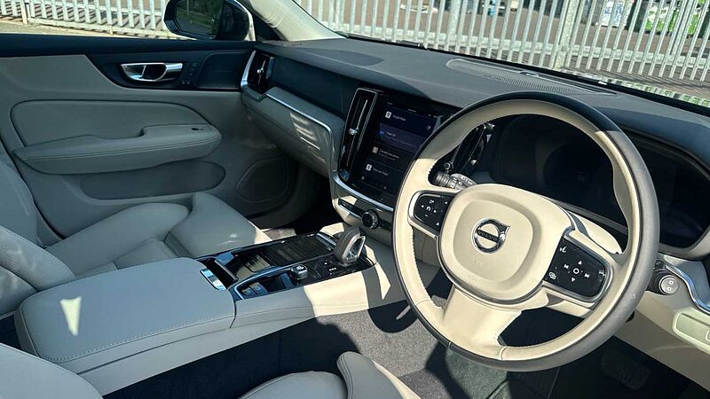 Volvo V60 Ultra, T8 AWD Plug-in hybrid, Electric/Petrol, Dark