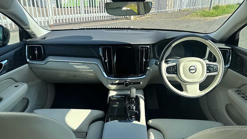 Volvo V60 Ultra, T8 AWD Plug-in hybrid, Electric/Petrol, Dark