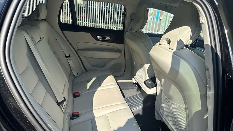 Volvo V60 Ultra, T8 AWD Plug-in hybrid, Electric/Petrol, Dark