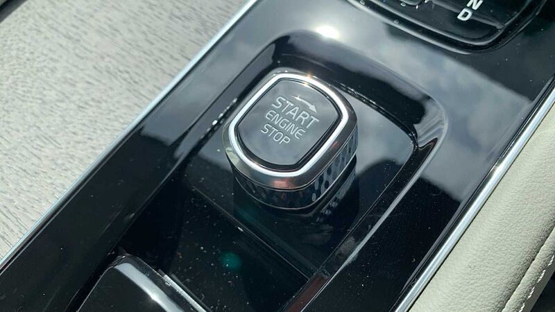 Volvo XC90 Ultra, T8 AWD Plug-in hybrid, Electric/Petrol, Dark, 7 Seats