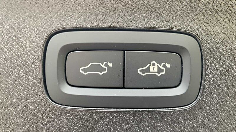 Volvo XC90 Ultra, T8 AWD Plug-in hybrid, Electric/Petrol, Dark, 7 Seats