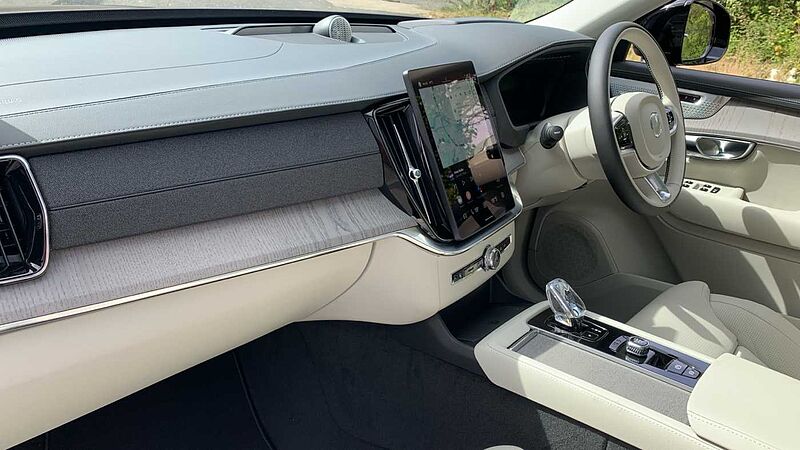 Volvo XC90 Ultra, T8 AWD Plug-in hybrid, Electric/Petrol, Dark, 7 Seats