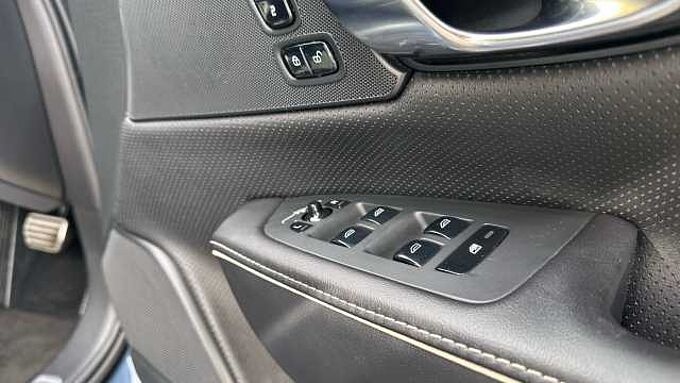Volvo S90 Recharge R-Design, T8 AWD plug-in hybrid (Pilot Assist)