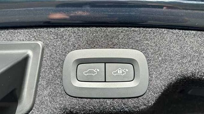 Volvo S90 Recharge R-Design, T8 AWD plug-in hybrid (Pilot Assist)