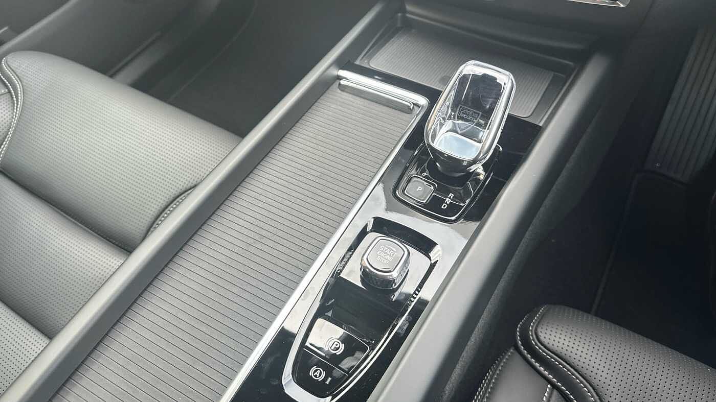 Volvo XC60 Black Edition Ultra, T8 AWD Plug-in hybrid, Electric/Petrol (£9000 SAVING! )