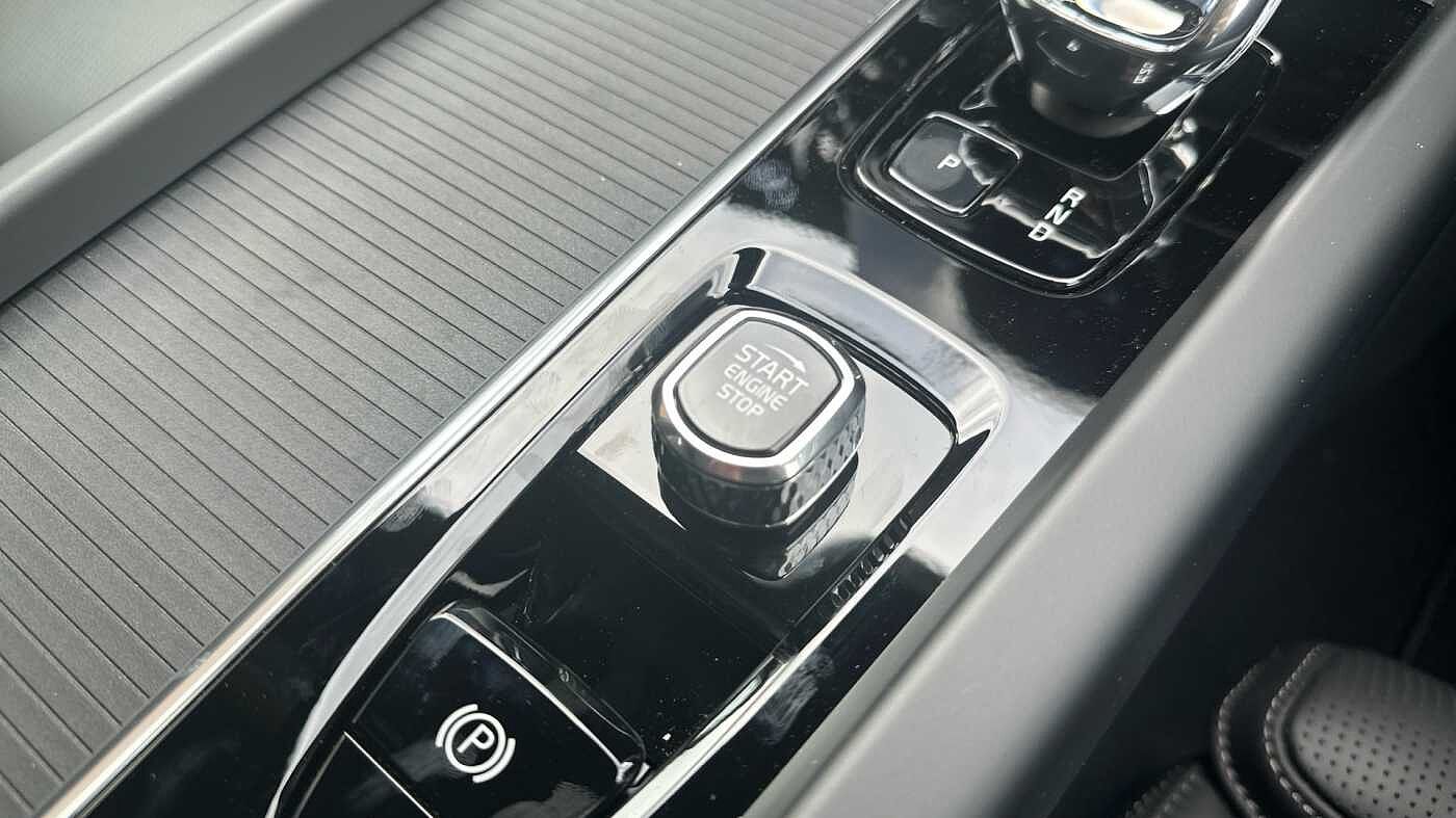 Volvo XC60 Black Edition Ultra, T8 AWD Plug-in hybrid, Electric/Petrol (£9000 SAVING! )