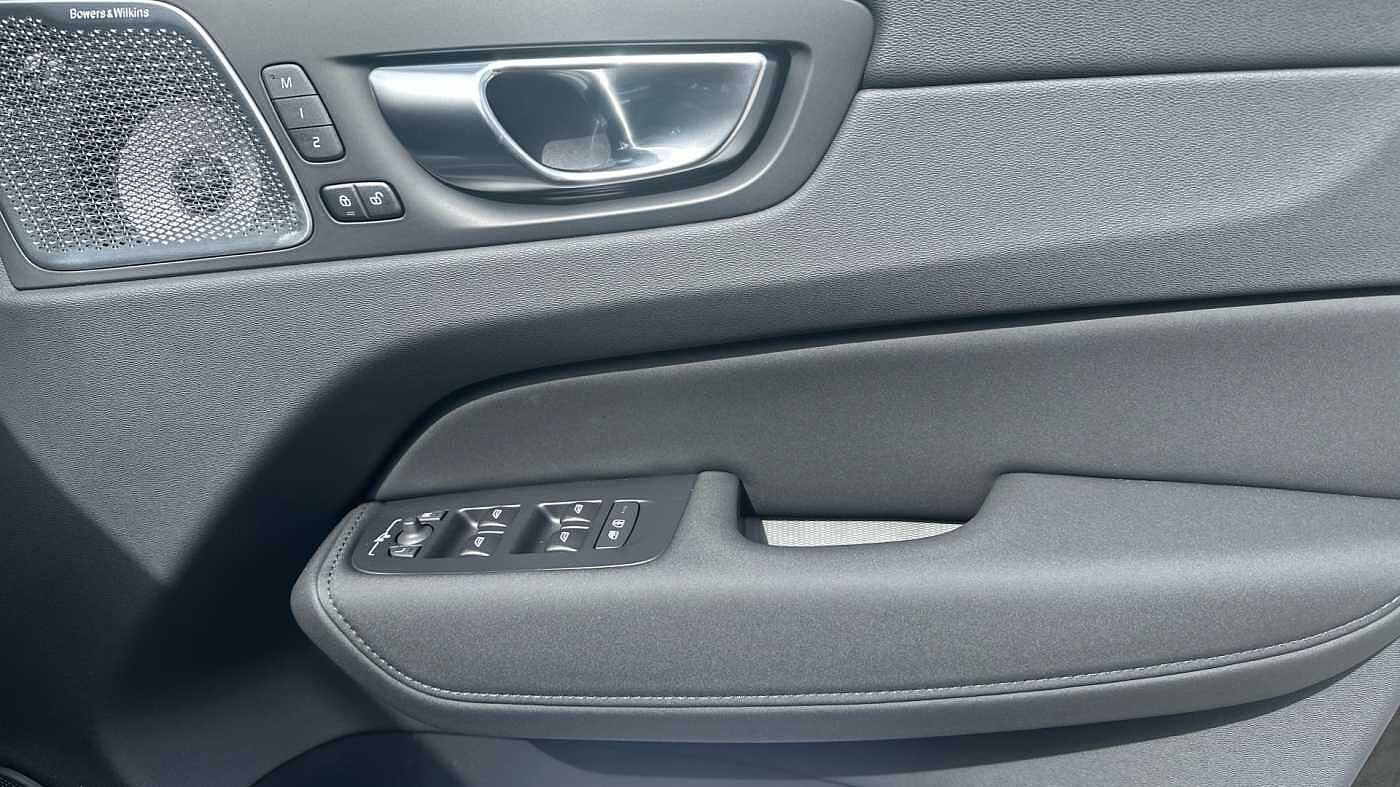 Volvo XC60 Black Edition Ultra, T8 AWD Plug-in hybrid, Electric/Petrol (£9000 SAVING! )