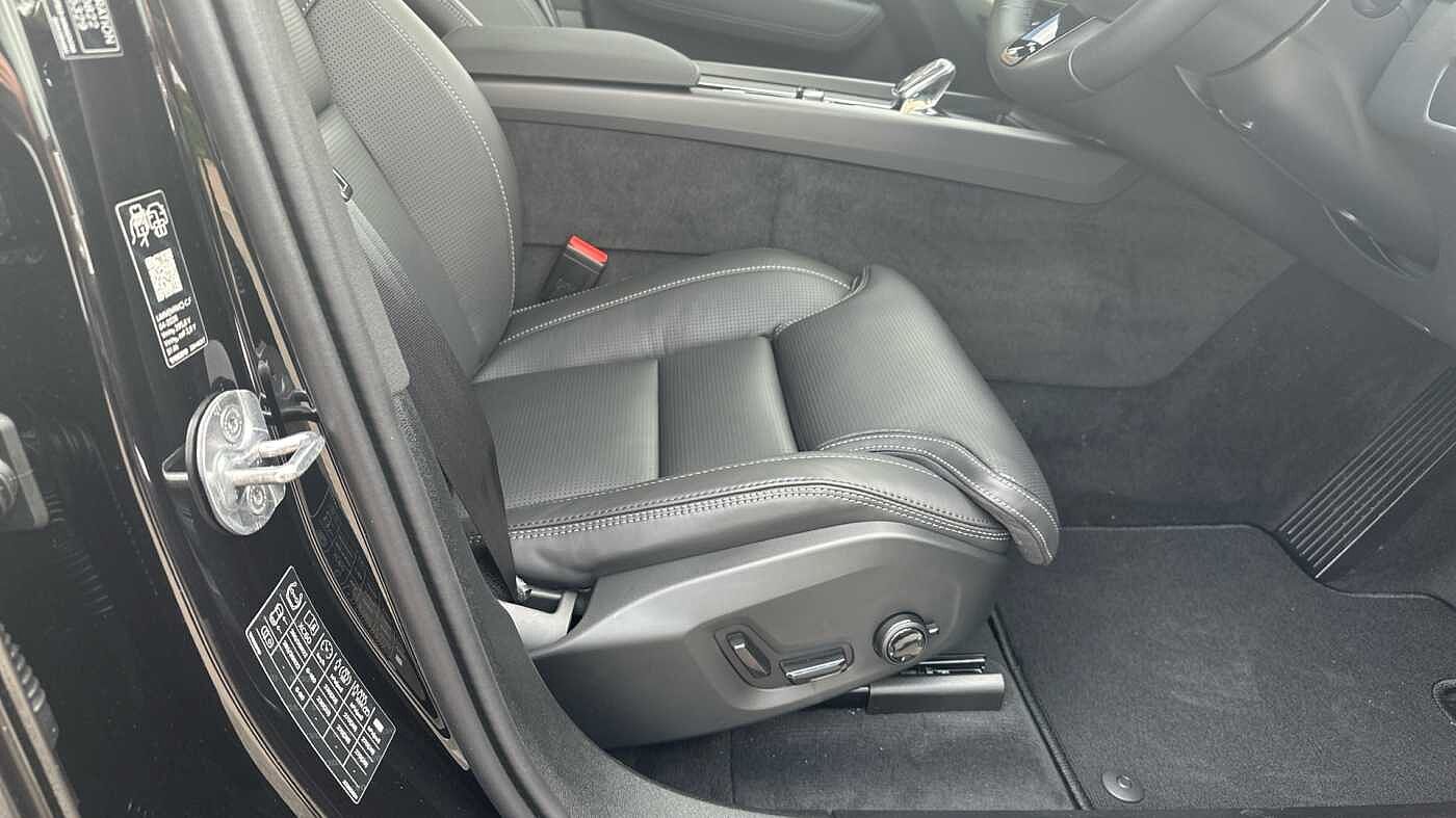 Volvo XC60 Black Edition Ultra, T8 AWD Plug-in hybrid, Electric/Petrol (£9000 SAVING! )