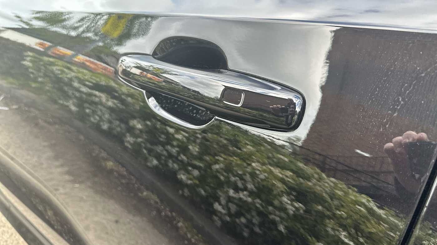 Volvo XC60 Black Edition Ultra, T8 AWD Plug-in hybrid, Electric/Petrol (£9000 SAVING! )