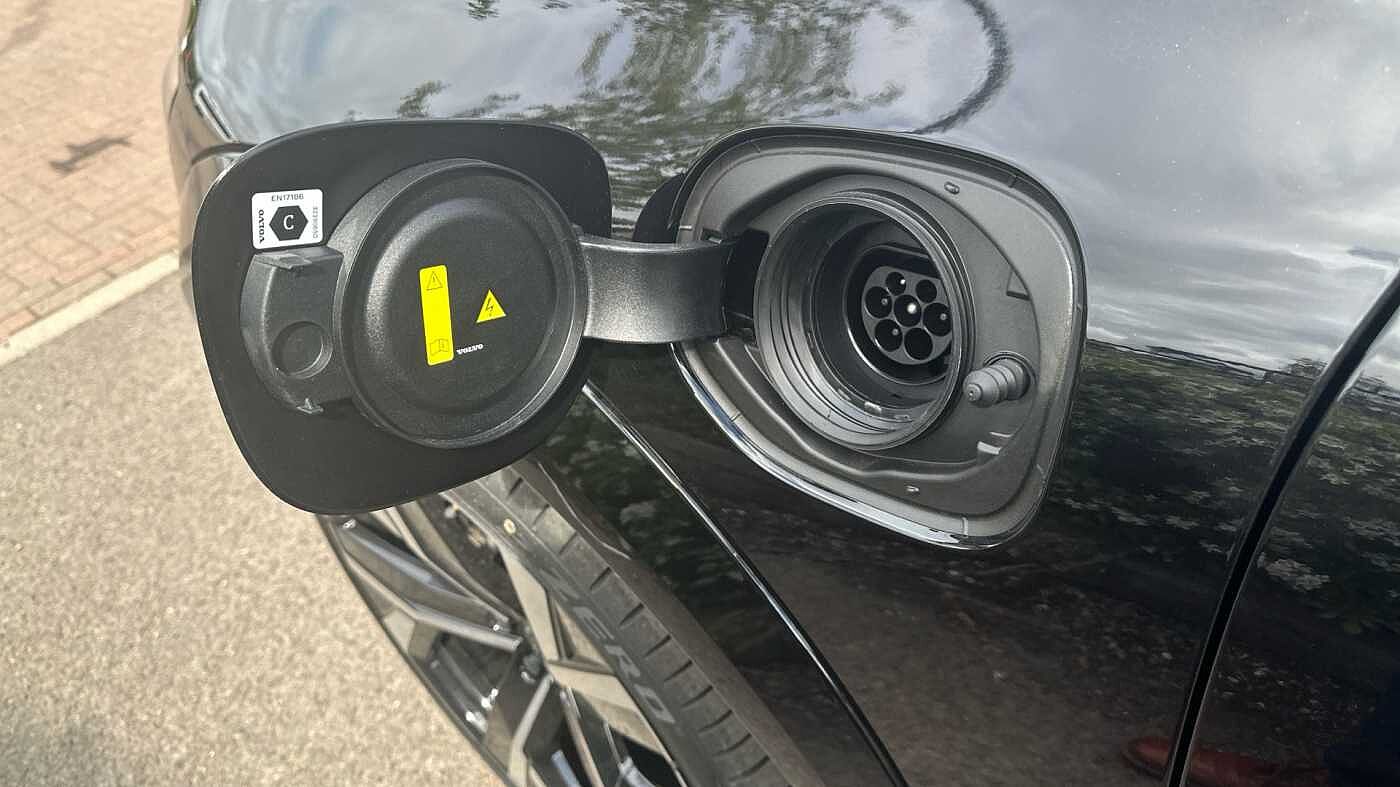Volvo XC60 Black Edition Ultra, T8 AWD Plug-in hybrid, Electric/Petrol (£9000 SAVING! )