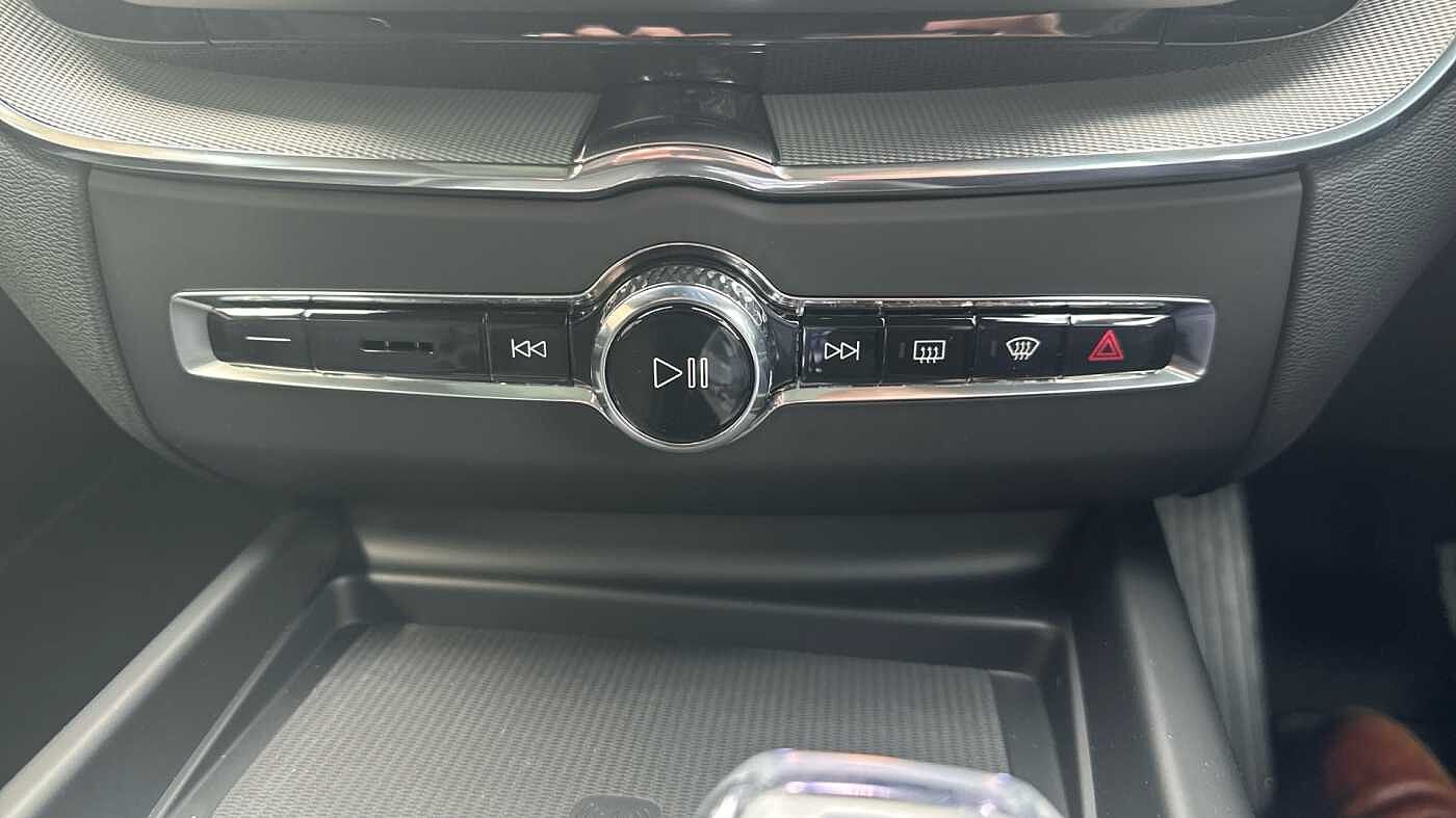 Volvo XC60 Black Edition Ultra, T8 AWD Plug-in hybrid, Electric/Petrol (£9000 SAVING! )