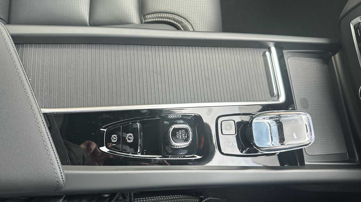 Volvo XC60 Black Edition Ultra, T8 AWD Plug-in hybrid, Electric/Petrol (£9000 SAVING! )