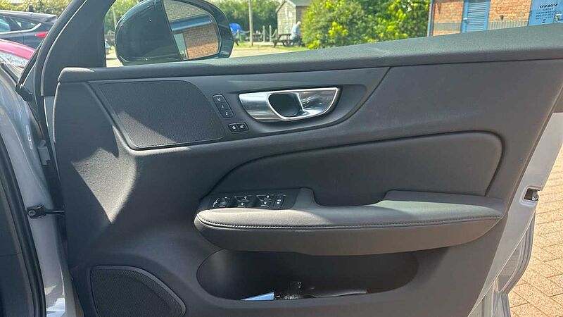 Volvo V60 Plus, T6 AWD Plug-in hybrid, Electric/Petrol, Dark