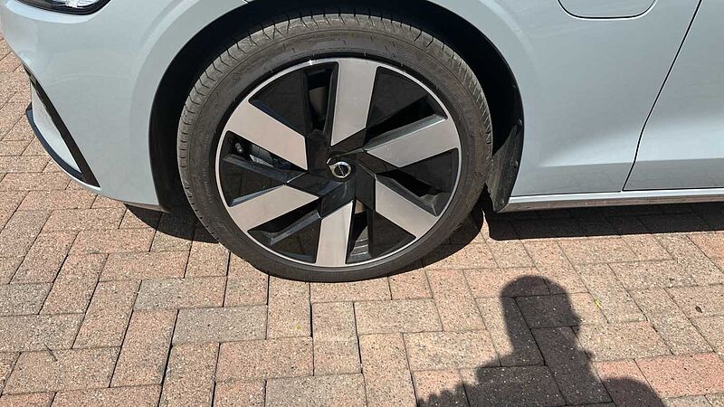 Volvo V60 Plus, T6 AWD Plug-in hybrid, Electric/Petrol, Dark