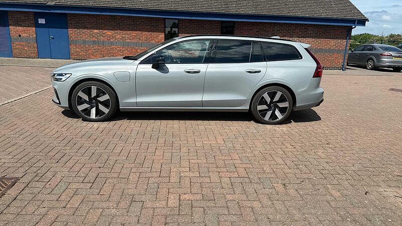 Volvo V60 Plus, T6 AWD Plug-in hybrid, Electric/Petrol, Dark