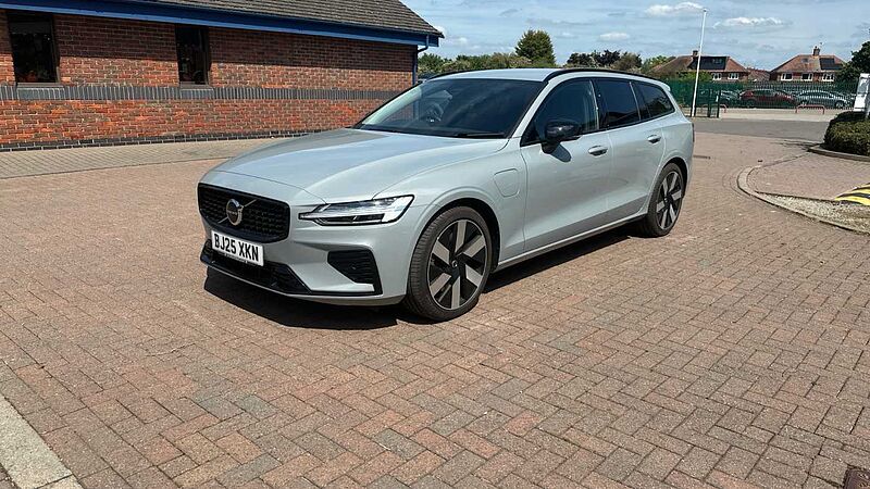 Volvo V60 Plus, T6 AWD Plug-in hybrid, Electric/Petrol, Dark