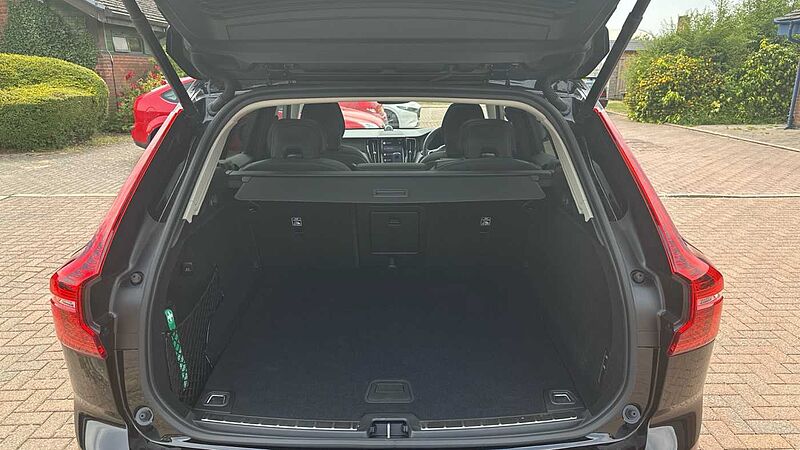 Volvo XC60 Ultra, B5 AWD Mild hybrid, Petrol, Dark