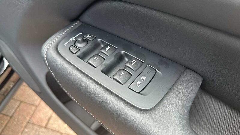 Volvo XC60 Ultra, B5 AWD Mild hybrid, Petrol, Dark