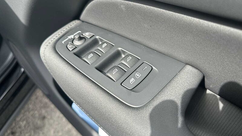 Volvo XC60 Black Edition Ultra, T8 AWD Plug-in hybrid, Electric/Petrol (&pound;9000 SAVING! )