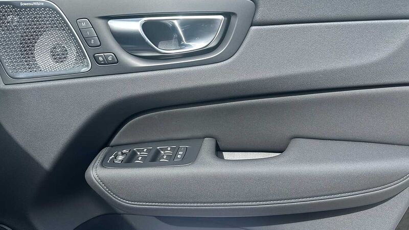 Volvo XC60 Black Edition Ultra, T8 AWD Plug-in hybrid, Electric/Petrol (&pound;9000 SAVING! )