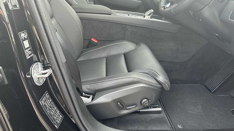 Volvo XC60 Black Edition Ultra, T8 AWD Plug-in hybrid, Electric/Petrol (&pound;9000 SAVING! )