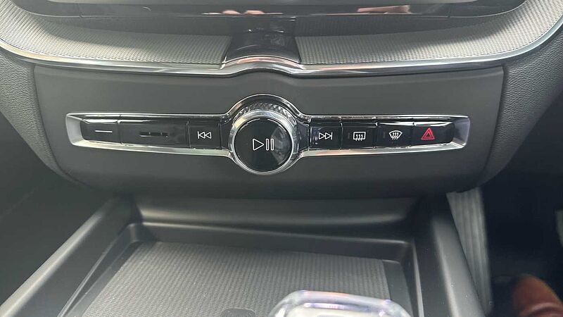 Volvo XC60 Black Edition Ultra, T8 AWD Plug-in hybrid, Electric/Petrol (&pound;9000 SAVING! )