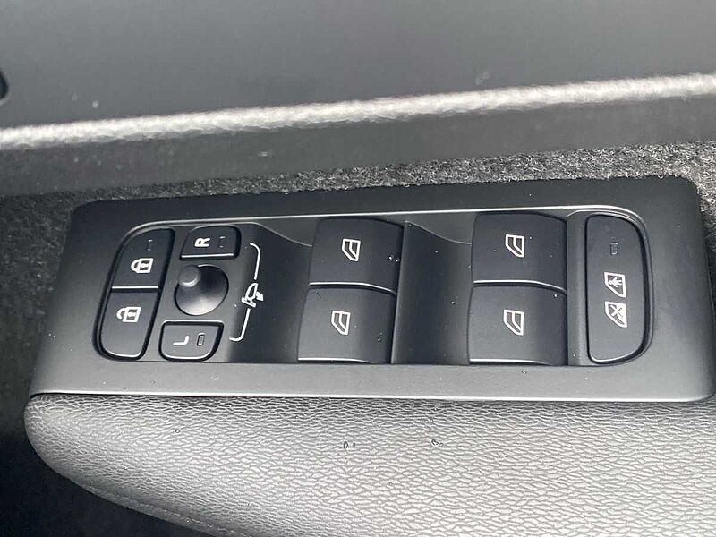 Volvo XC40 2.0 B4P Ultra Dark 5Dr Auto