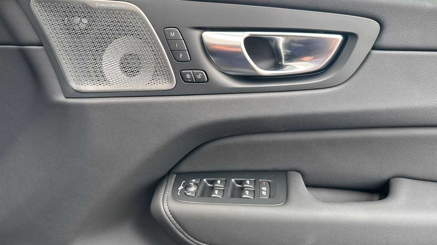 Volvo XC60 T8 Ultra, AWD Plug-in hybrid, Electric/Petrol, Dark