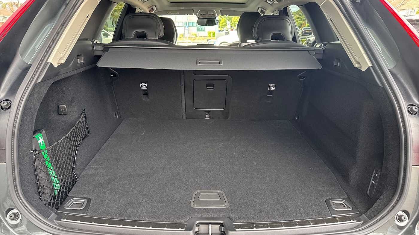 Volvo XC60 T8 Ultra, AWD Plug-in hybrid, Electric/Petrol, Dark