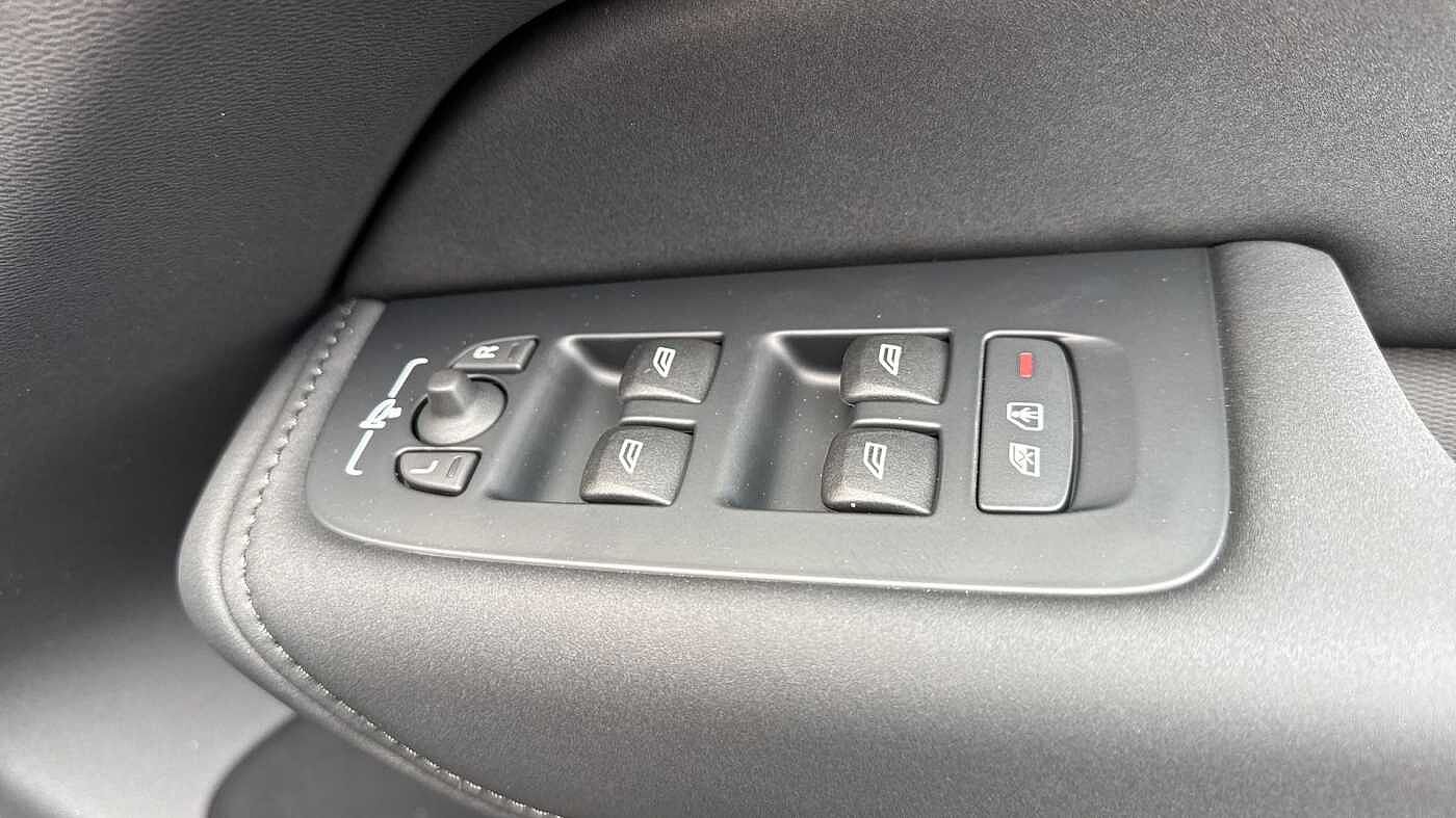 Volvo XC60 T8 Ultra, AWD Plug-in hybrid, Electric/Petrol, Dark