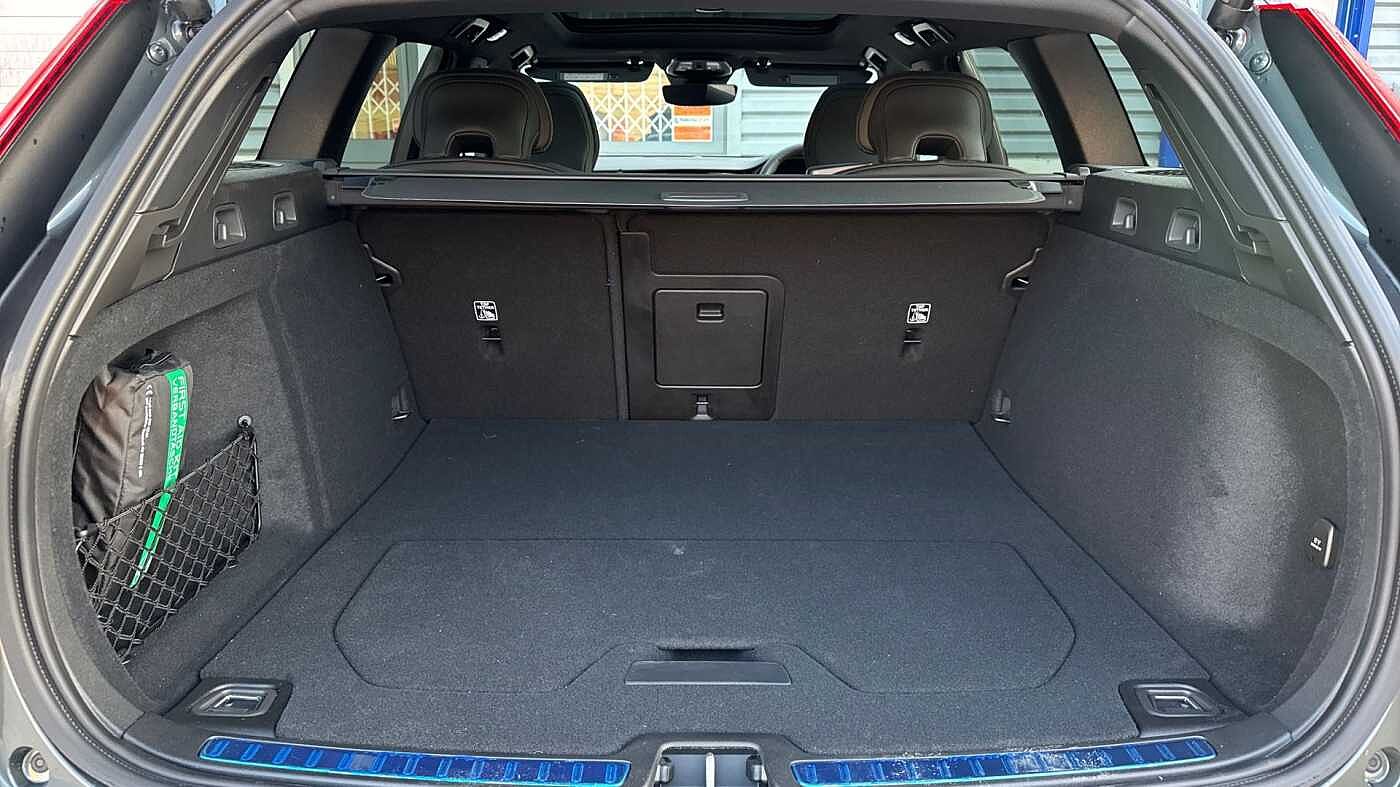 Volvo V60 T8 Ultra, AWD Plug-in hybrid, Electric/Petrol, Dark