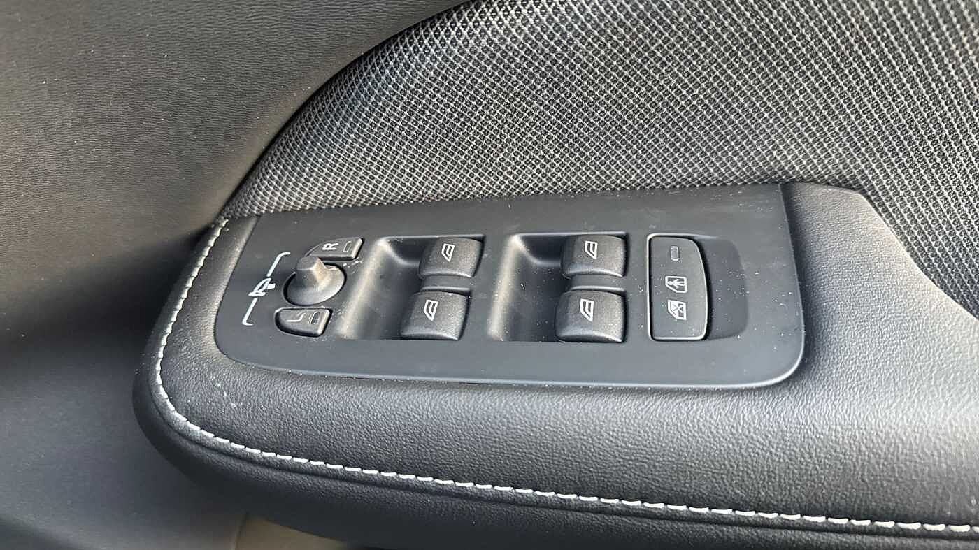 Volvo V60 T8 Ultra, AWD Plug-in hybrid, Electric/Petrol, Dark